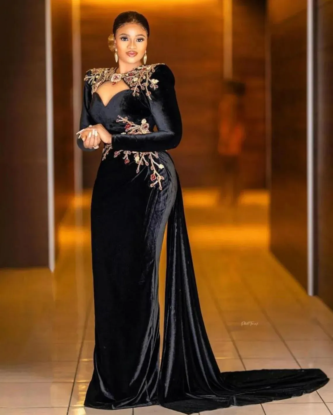 Black Velvet Mermaid Evening Dresses Plus Size Sweetheart Neckline Long Sleeves African Prom Gowns Appliqued Sweep Train Formal Dress