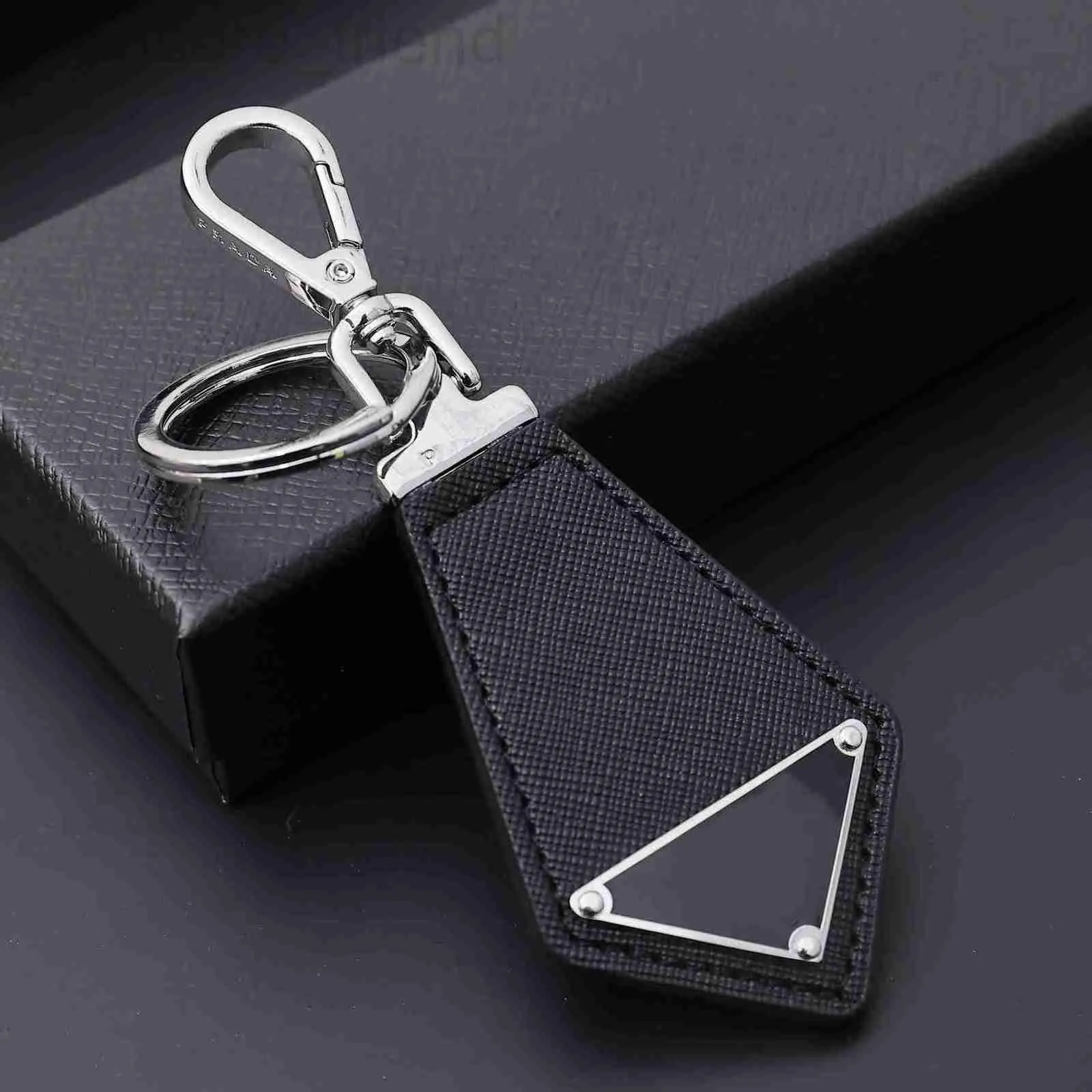 Keychains & Lanyards designer Designer keychain fashion Men women Car key chain luxury Leather letter triangle lanyard plated gold With box Top UQ8U