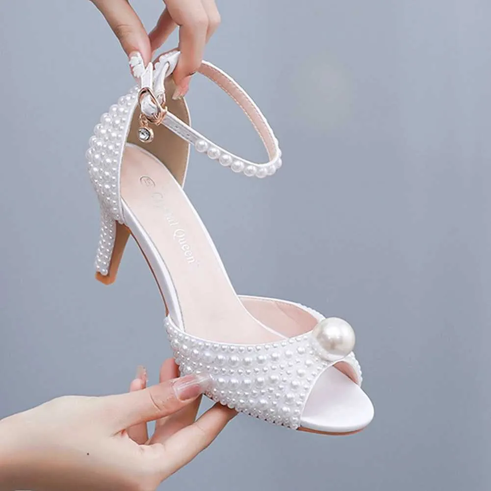 Chaussures habillées Crystal Queen Fashion Femmes Open Toe High Heels Lady Luxury Wedding Banquet White Pearl Sandals Stiletto H240409 IH5G