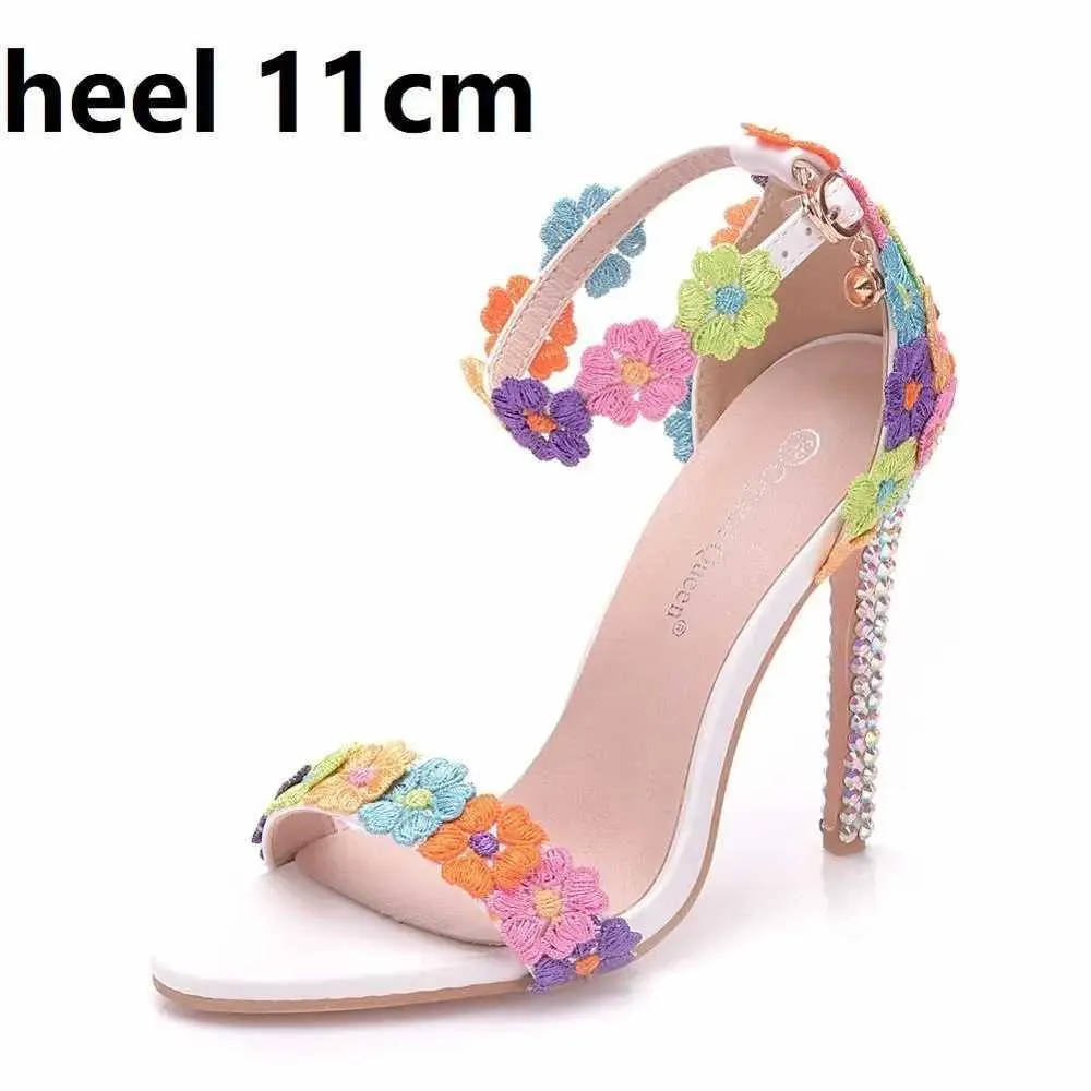 Chaussures habillées Crystal Queen Femmes en dentelle Mariage mince talons hauts blancs Bridal Open Toe Sandales Summer la cheville Sexy Party H240409 7CEU