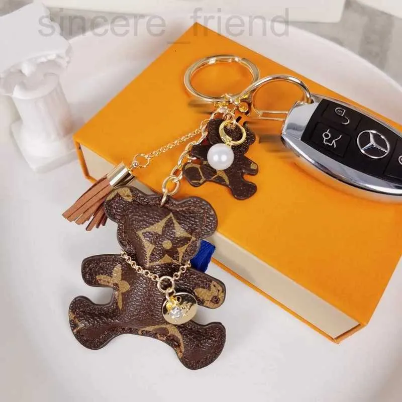 Keychains & Lanyards designer New style Keychain Buckle lovers Car Handmade Leather Men Women Bags Pendant Accessories with box and dust bag letters 45 8 colo NQ7Q