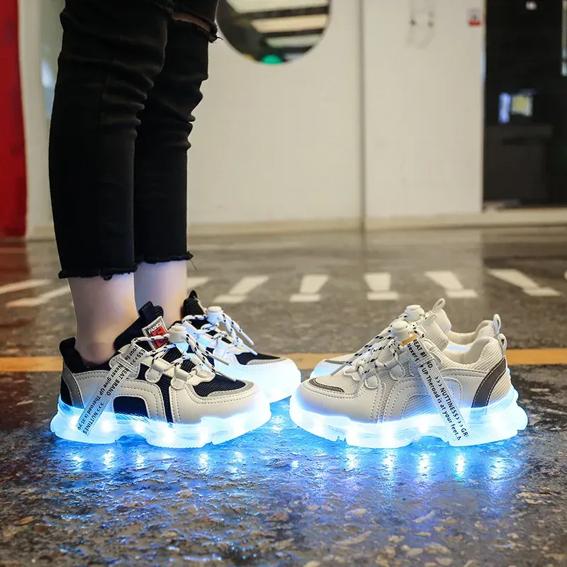 Sneakers Kids LED Świecające trampki USB Buty szarżujące do grilów Luminous HaShble Brezyn Chirldren Boys Niezlizany buty Rozmiar2536