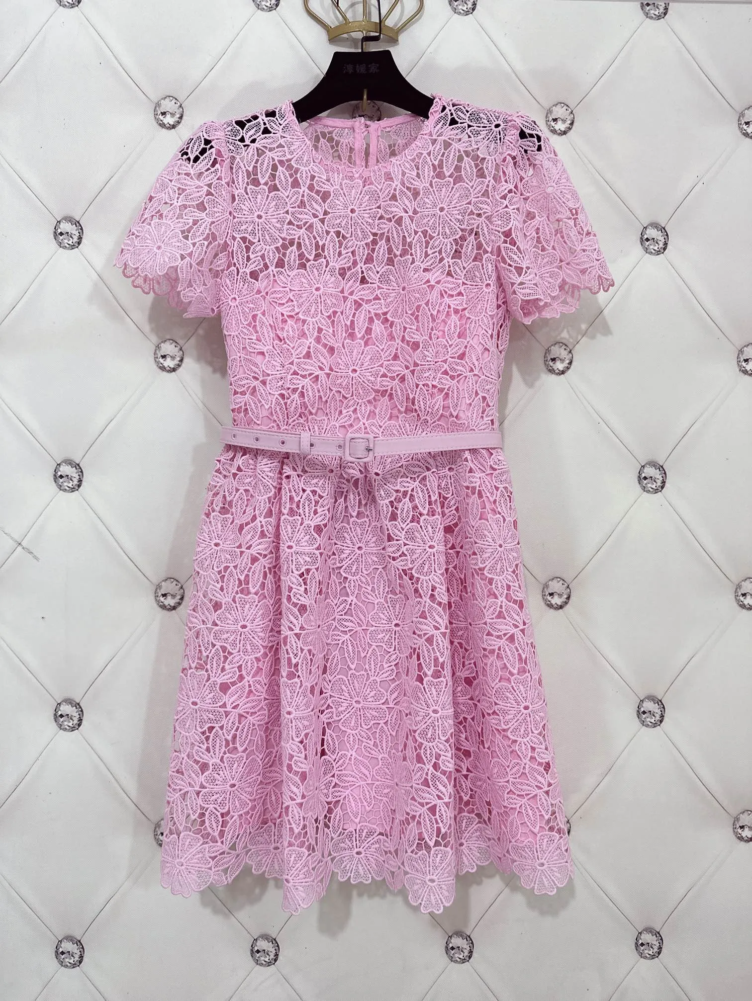 Designer Dress 2024 New Sakura Pink Lace Short Sleeves Round Neck High end Style Dress Beautiful Waist Wrap