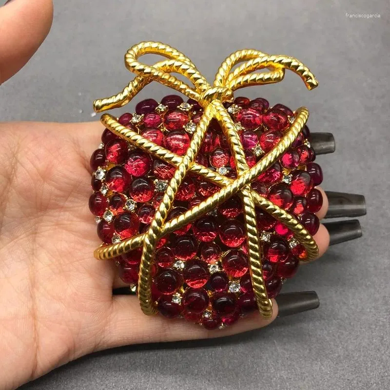 Brooches Middle Heavy Industry High-grade Small Luxury Light Red Glass Strawberry Suit Corsage Female Creative Pin Brooch