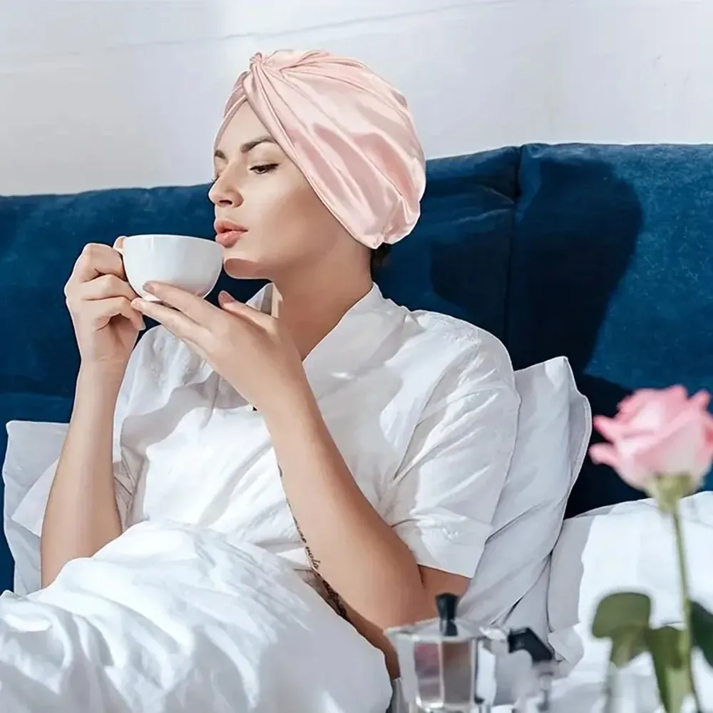 GlasFlength Bonnet Satin Cheveux Nuit, Bonnet De Nuit En Soie à Bande Élastique Doux Et Confortable Réglable Bonnet Cheveux Nuit Double Couche Avec 3 Chouchous En Soie Pour Femmes Et Filles (Kaki