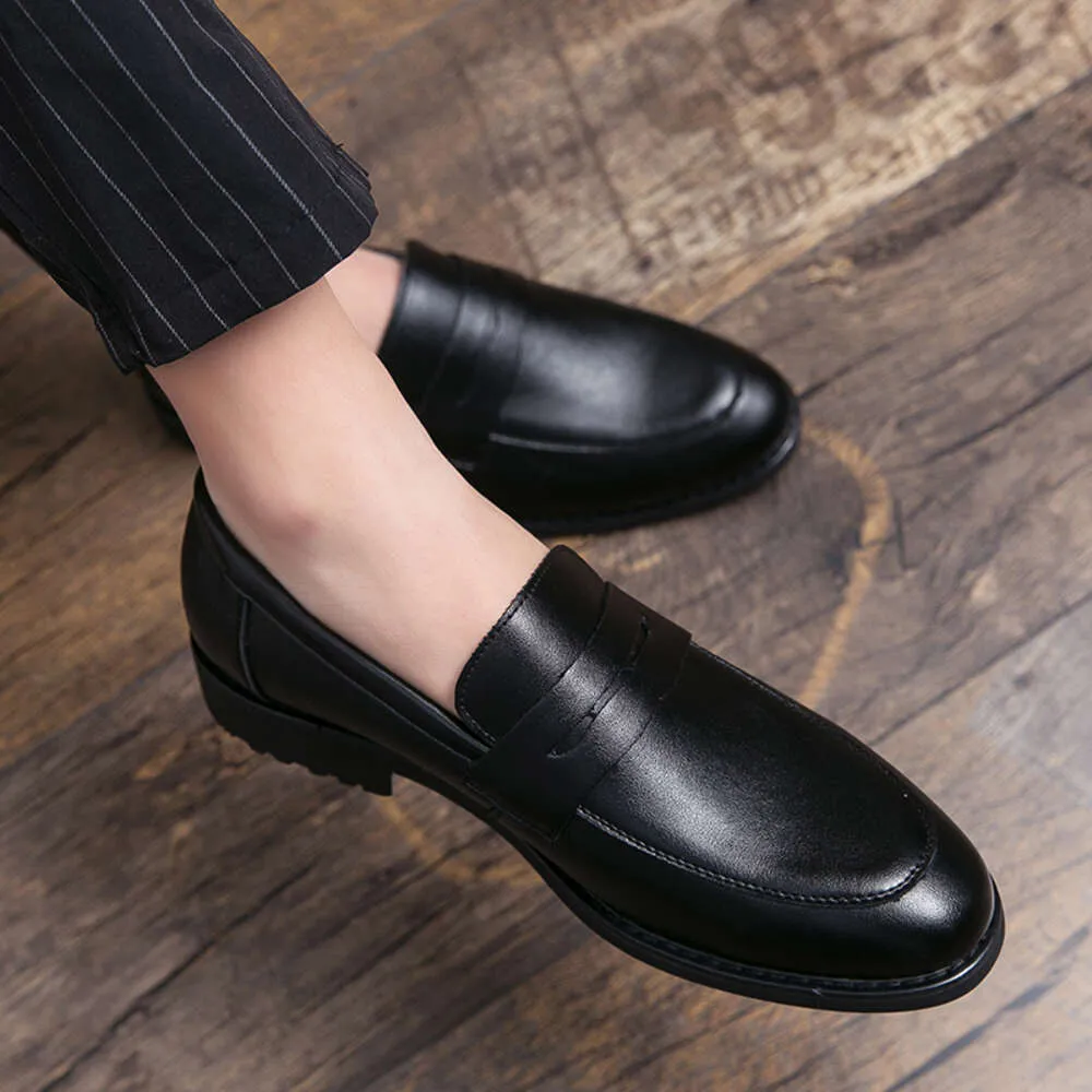 Abendkleid Männer hochwertige schwarze neue stilvolle Design-Slip-on-Casos formelle Büro-Lederschuhe Karriere