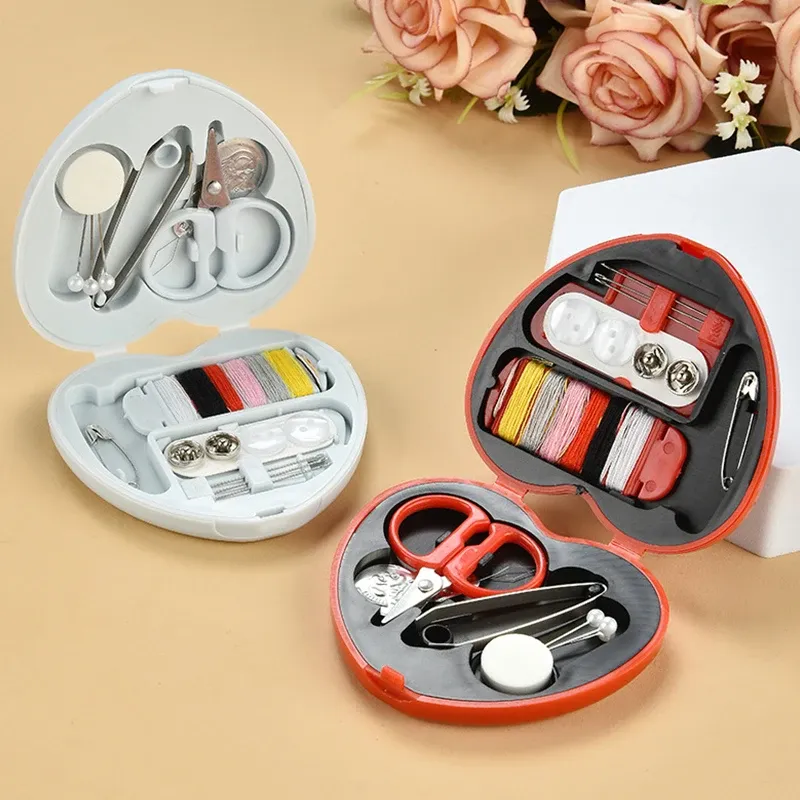 1Box ​​Mini Sewing Box Hushållsknappar SCISSOR PINS Hjärtformad förvaring Box Portable Travel Sewing Tool