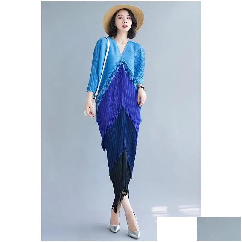 Grundläggande casual klänningar kvinna Tasselklänning 2022 Miyake veckad mode lös plus storlek V-Neck High Street Mid-Calf Batwing Sleeve Trumpet DHBJ1