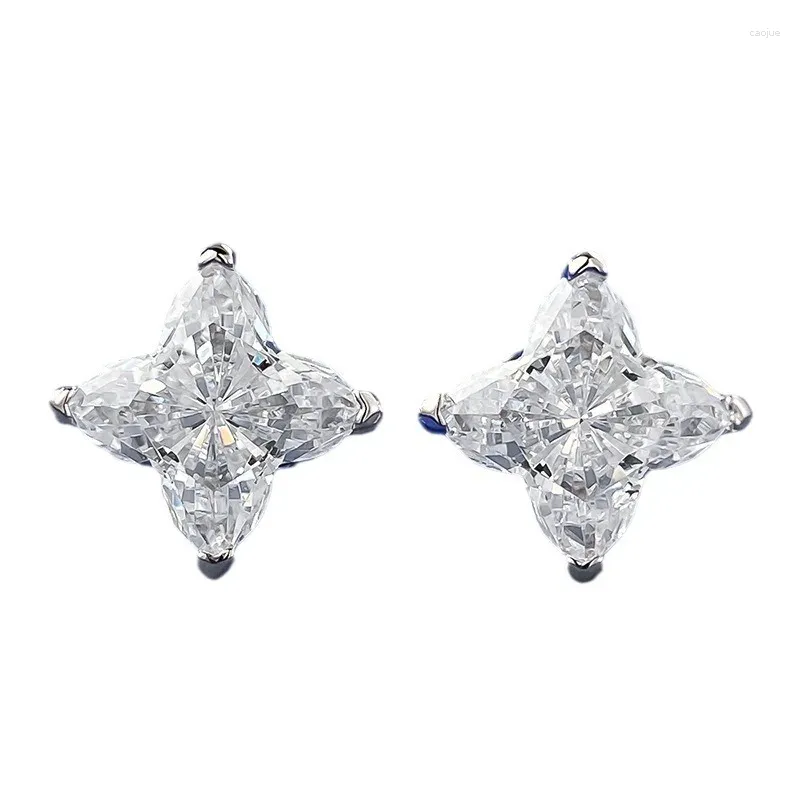 Boucles d'oreilles S925 Silver avec quatre diamants à haut carbone irréguliers à coin pour les femmes de qualité pure