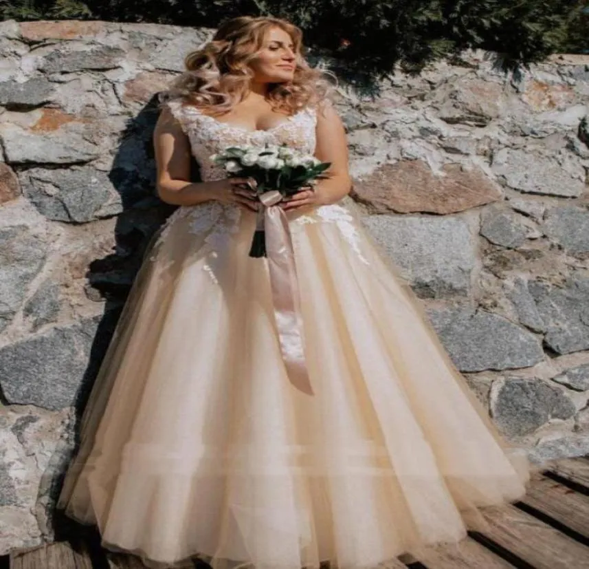 Elegant Plus Size Light Champagne Country Wedding Dresses ALine Vneck Sleeveless Floor Length Lace Appliques Long Tulle Bridal G7608686