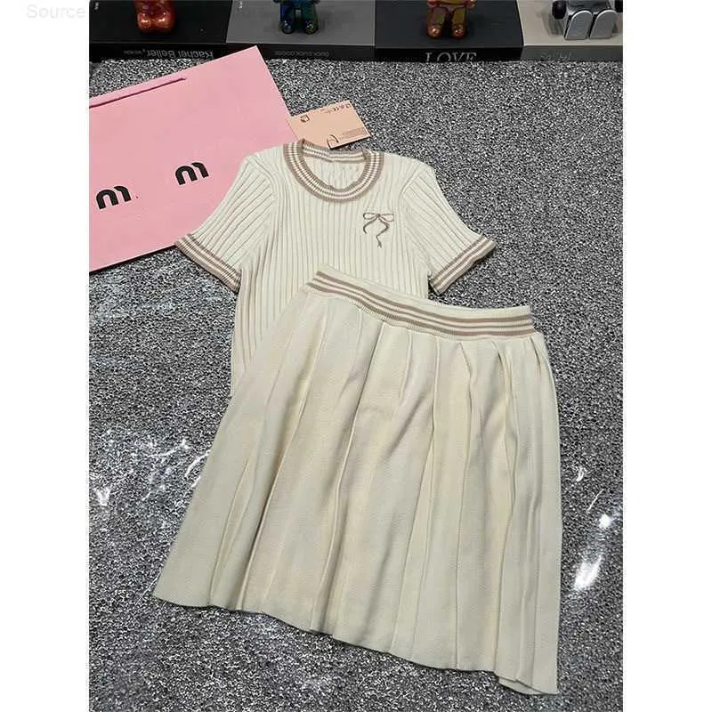 24ss Knitted Women Jumpers Tops Skirts Set Luxury Designer Letters Contrast Color Tees Pleated Skirt Outfit Elegant Casual Daily Woman Knits Shirts Dress Setbklo
