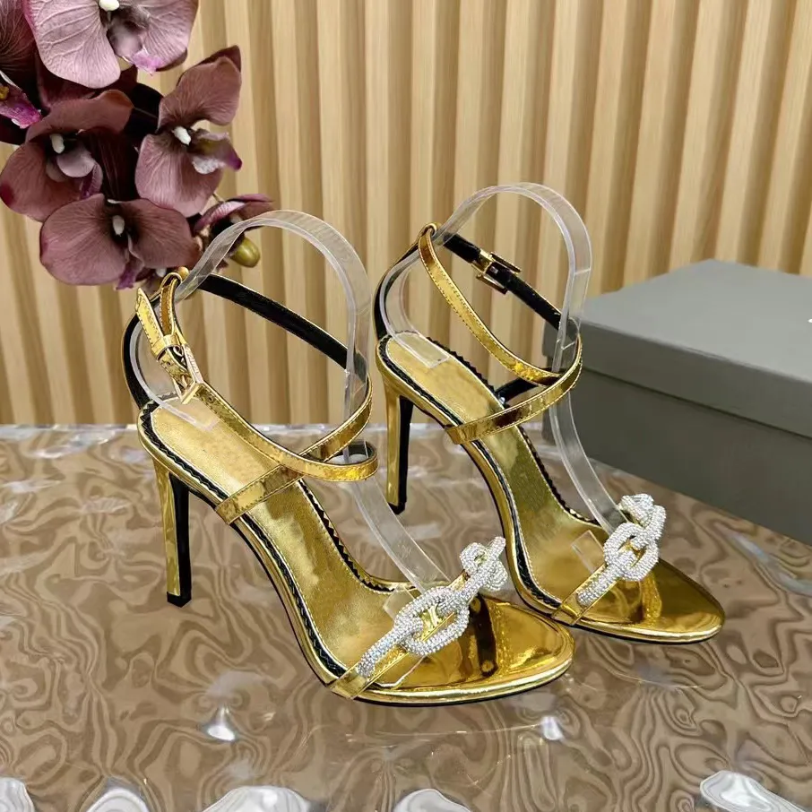 Designer di lusso di alta qualità sandali Donne High Hee HEE Fashion Diamond Diassine Scarpe per abiti decorativi Casual Lacca Cinta Cinta Cinkle Sandalo