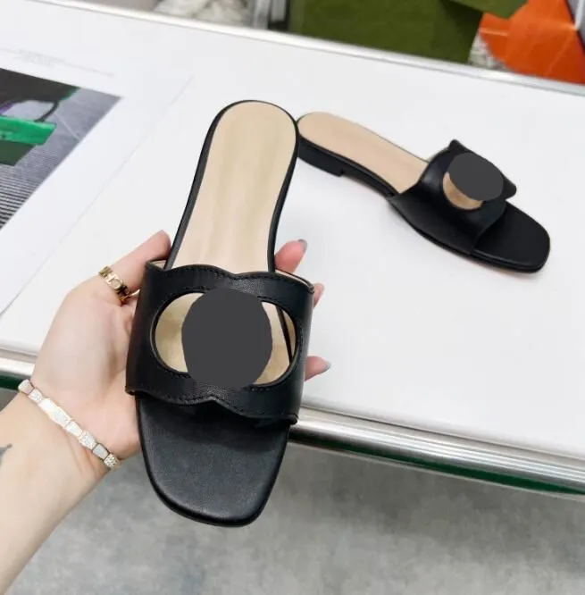 Designer tofflor Cutout Slides Women Sandal Flat Sandaler Shoes Shoes Lady Flip Flops Slip On Beach Slide Flat Casual Walking Discount Footwear EU35-42
