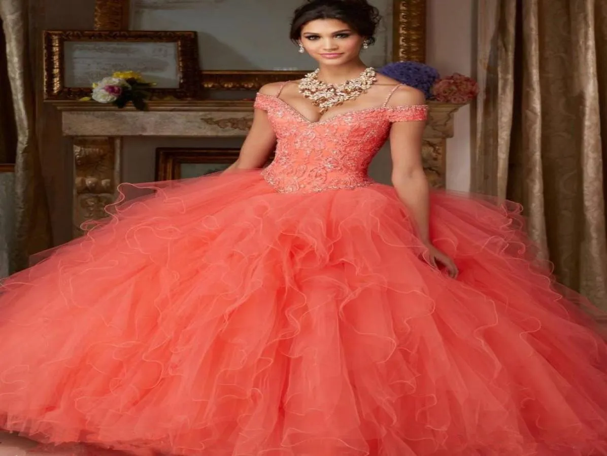 2019 abiti da quinceanera lunghi 2019 con spaghetti perline di applique fuori spalla dolce vestito da ballo da ballo in pizzo sul retro formale G9745034