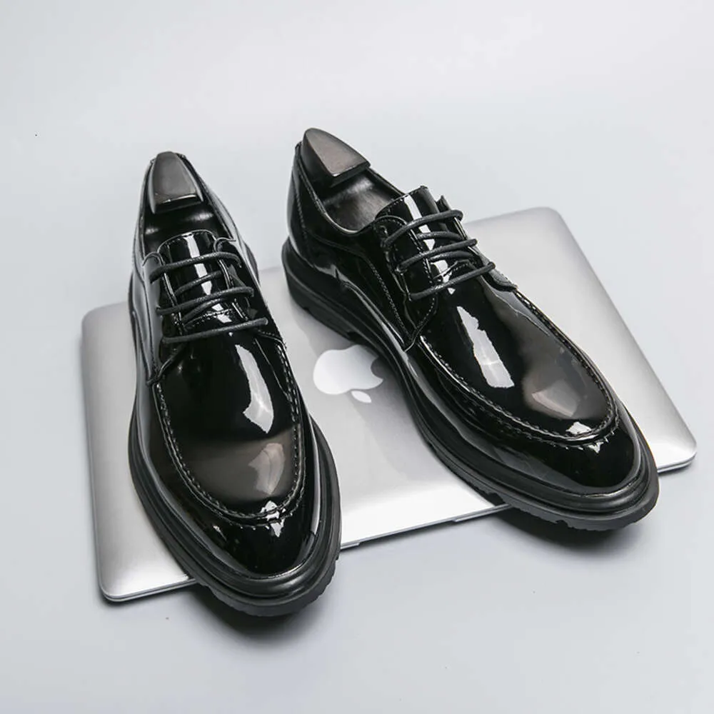 2024 Fashion Social Wedding Derby Patent Chaussures décontractées Black Prom Men Habille Chaussures en cuir