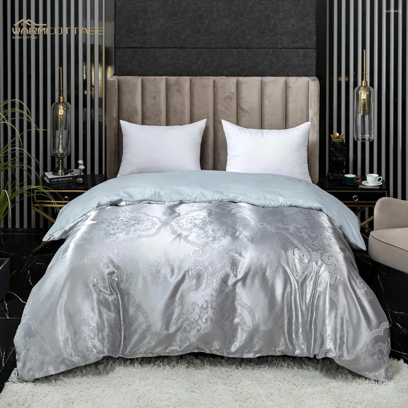 Beddengoed sets effen en elegante Europese stijl lichte luxe satijn satijn jacquard quilt cover kussensloop drie van producten met dubbele bedden