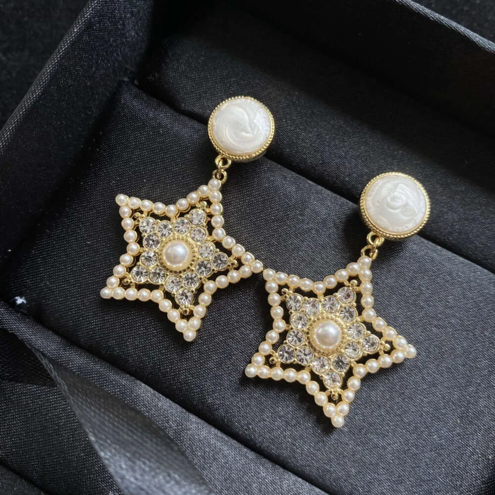 Designer Mui Mui Jewelry Miao Family Family Family New Pentagram Pearl Moles d'oreilles Diffusion en direct du diamant médiéval de luxe japonais et coréen