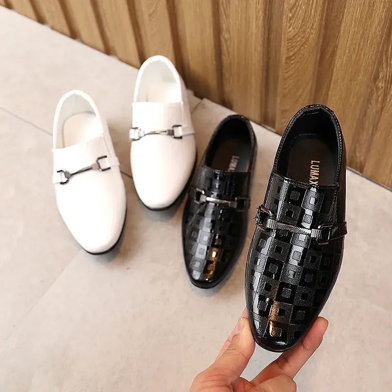 Sneakers per bambini scarpe per bambini piatti in pelle per i grandi grandi ragazzi in metallo stile classico stile bianco nero per la fase del matrimonio 2636 NOVITÀ