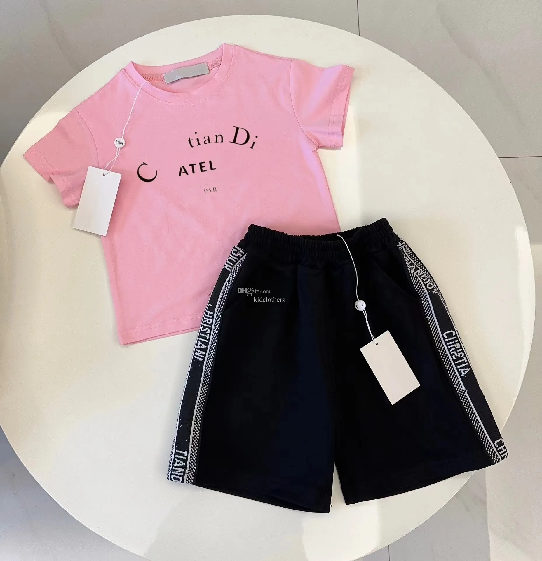 Baby 2 Stück Kinder T-Shirt Kinder Designer Kleidung 1-14 Alter Girls Boy zweiteils Set 100% Baumwolle Sommer bequemer atmungsaktives kurzärärmisches Kind rosa Sets Top Markenbuchstaben