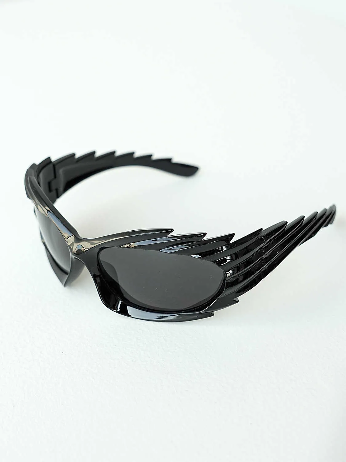 Sägezahn Sonnenbrille für Männer und Frauen mit Nischenentwürfen 24 neue B -Familie Punk Y2K Gläser Silber großer Rahmen Fahren