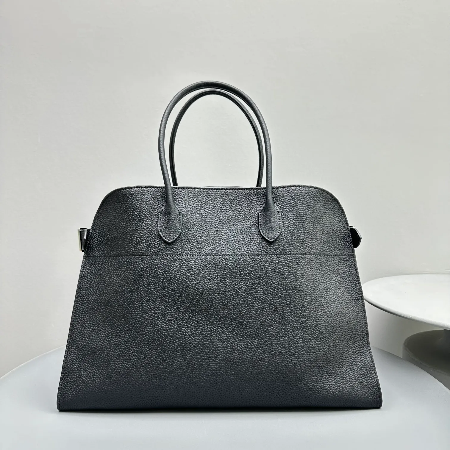 Row Margaux 17 Belt Bag Bag Bag Luxury Designer Detail Defel