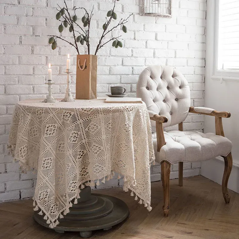 Pusta dekoracyjna tkanina beżowa szydełkowa obrus obrusowy koronkowy prostokątny prostokątny stół jadalny