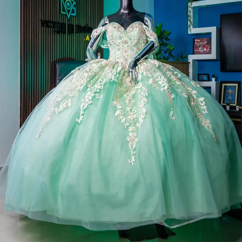 肩から薄い緑色のQuinceanera Dress Ball Gown Puffy Floral Apphique Lace Beaded Tull Sweet 16 Year Vestidos 15 DE XV ANOS