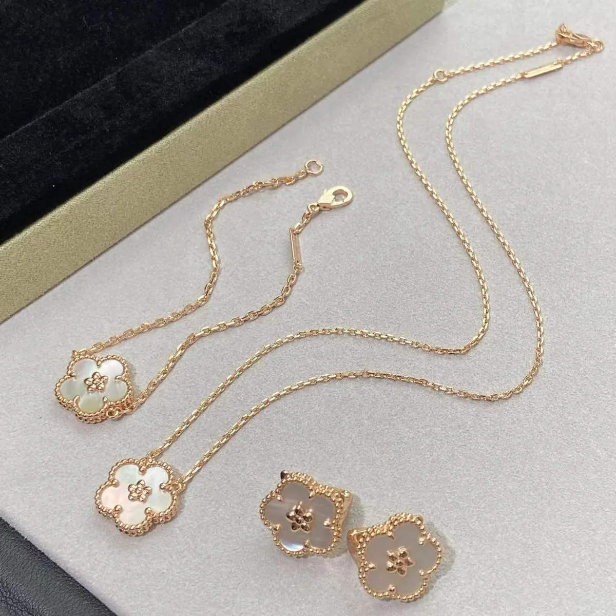 New designer earrings necklace bracelet Sweet Flower Pop Luxury Brand Rose gold Jewelry sets Ladies Good Quality Ear ring Banquet Party jewelry Gift