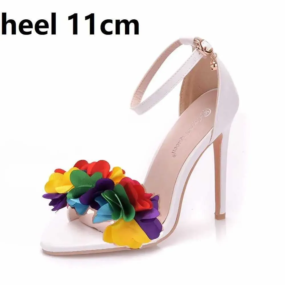 Chaussures habillées Crystal Queen Femmes Sandales Blanc Fleur Fine Pumps nuptiaux Mariage Peep Toes Backle Boucle minces sexy talons hauts minces H240409 FB84