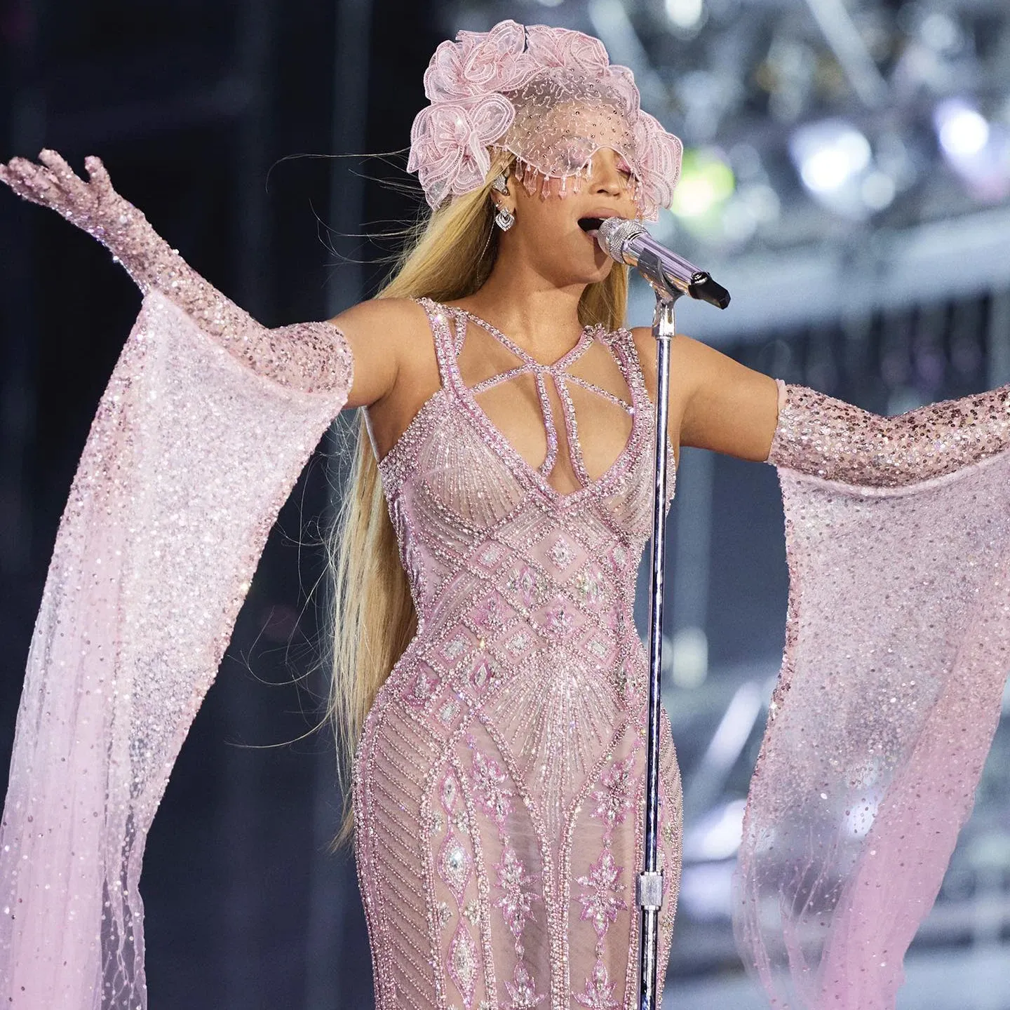 Sharon Said Luxury Dubai Lilac Evening Dresses With Gloves Cape Sleeves  Long Straight Beyonce Celebrity Prom Party Gowns De 228,63 € | DHgate, image size:1440x1440