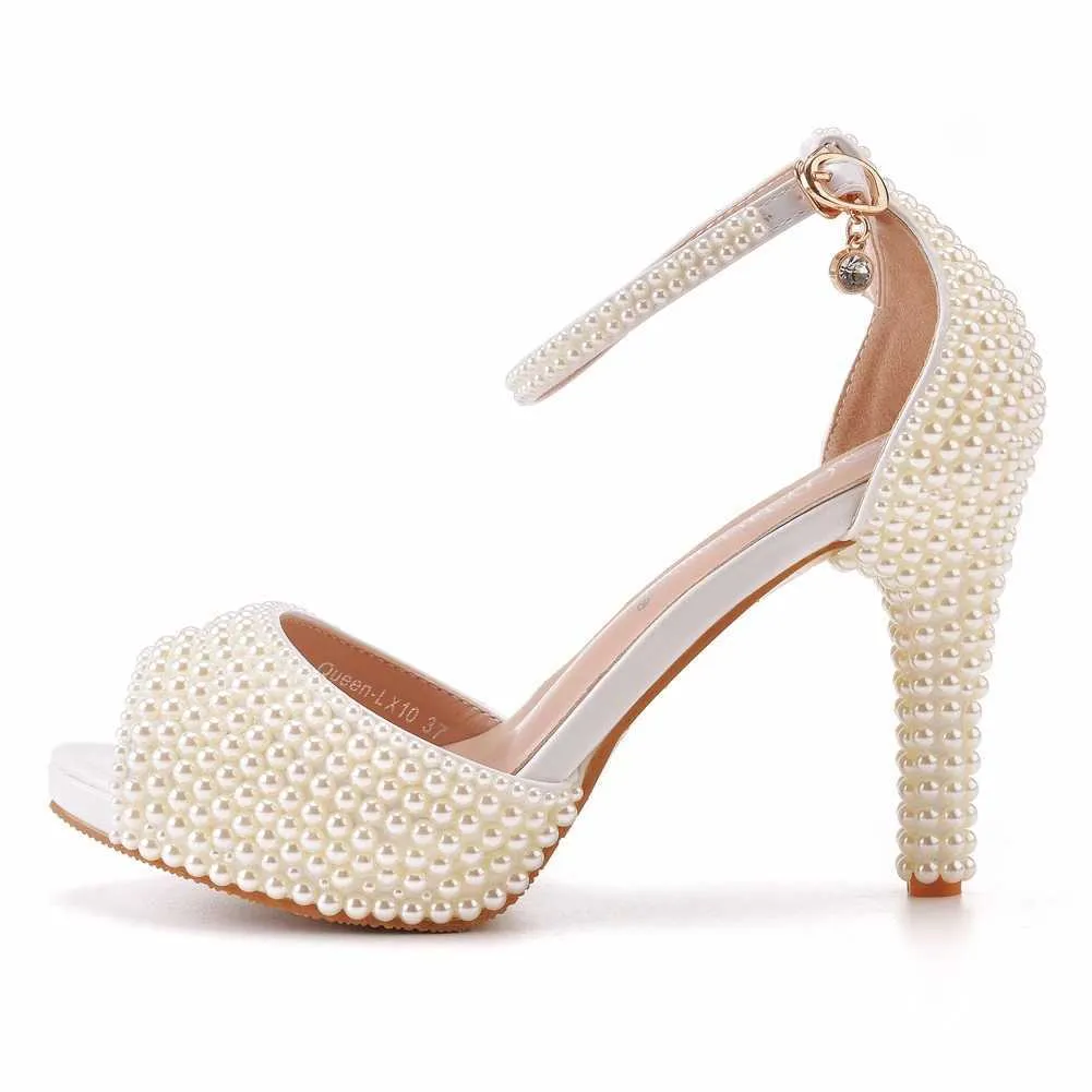 Chaussures habillées Crystal Queen Femmes Sandales d'été Sexy Bride Wedding Party Blanc Peep Toe Talons hauts épaisses Plateforme de perle beige H240409 Uzrc