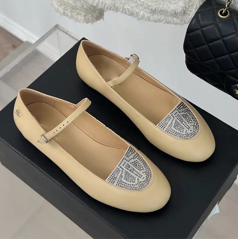 Mary Jane Chaussures Designer Femme Chaussures robes de luxe Ballet Silk Flats Round Toes Mules Slip on Mots Boucle de sandale classique en peau d'agneau