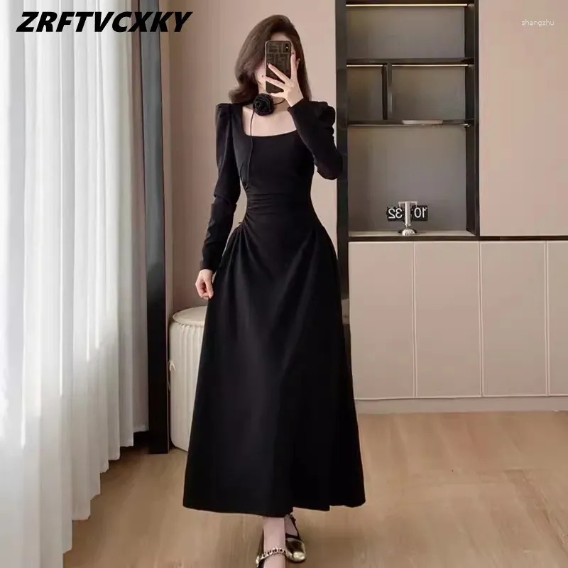 Robes décontractées Hepburn French Vintage Black Robe pour femmes 2024 Spring Elegant Square Coule Slim Taille avec Rose Collier