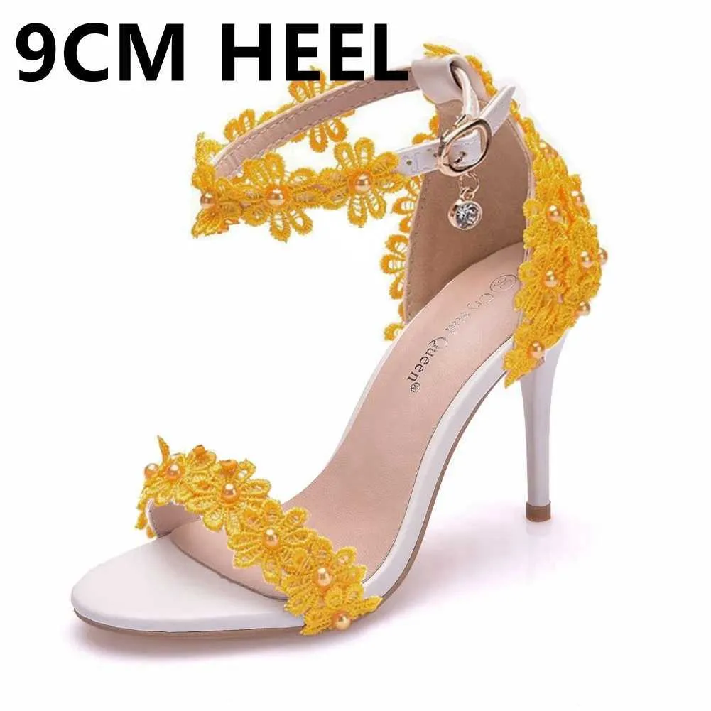 Chaussures habillées Crystal Queen Nouvelle Arrivée Femmes Sandales Summer High Heels Lace Peep Toes Backle Strap Lady Party Stiletto White Sandalia H240409 Hkko