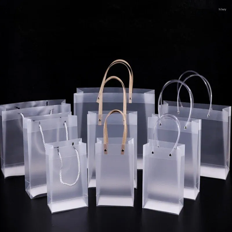 Förvaringspåsar 50st anpassade PVC transparent presentväska med handtag Clear Tote PP Frosted Plastic Shopping Clothing Drinks Packaging