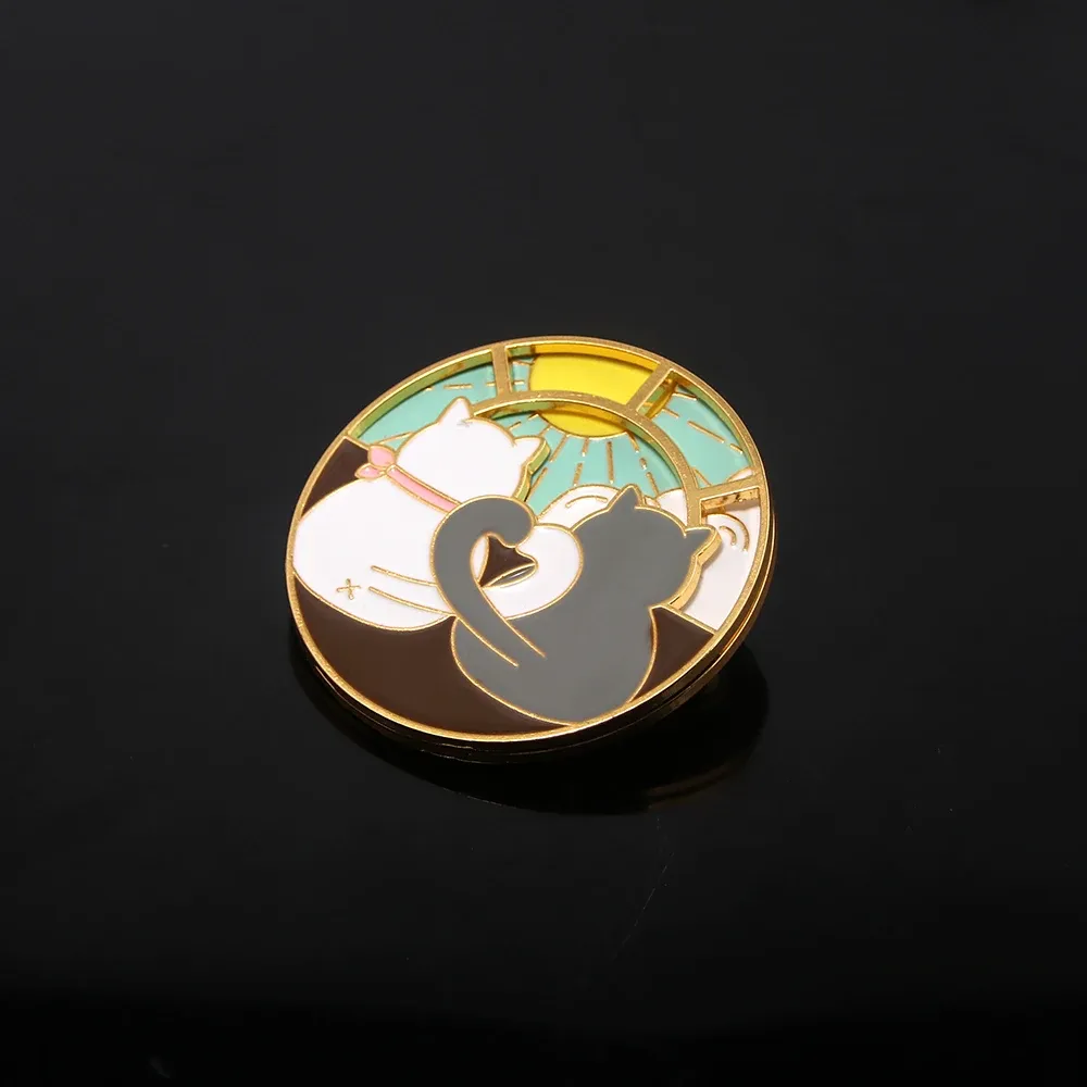 Nouvelle nouveauté Rotation Cat Cat Brooch Night and Day Designer Color Card Email Spinning Pin Visual Aesthetic Badge Bijoux Gift