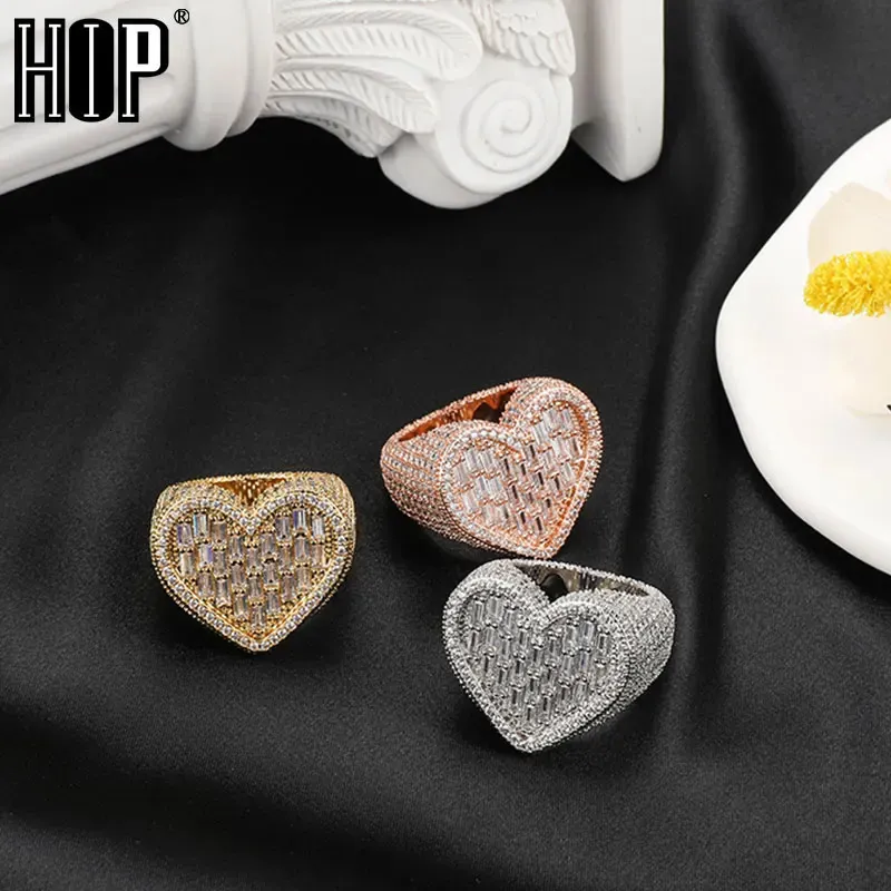 HIP HOP Iced Out Bling Charm Heart Baguette Ring Mens Mens Gold Silver Color Cumbic Zirconia Ring pour hommes Femmes Bijoux Gift 240409