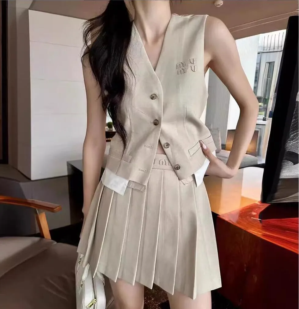 Ceket etekler tasarımcı kadın etek seti moda mektubu nakış kolsuz gömlek takım elbise lüks düz renkli yüksek bel pilili etekler iki parçalı