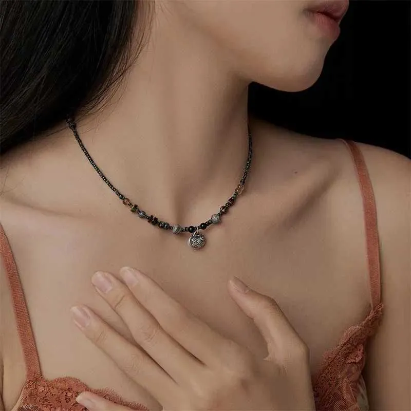 Colliers de pendentif cinglant une chaîne d'os faites à la main avec un design perlé rétro se sentir un nouveau collier chinois en petit groupe