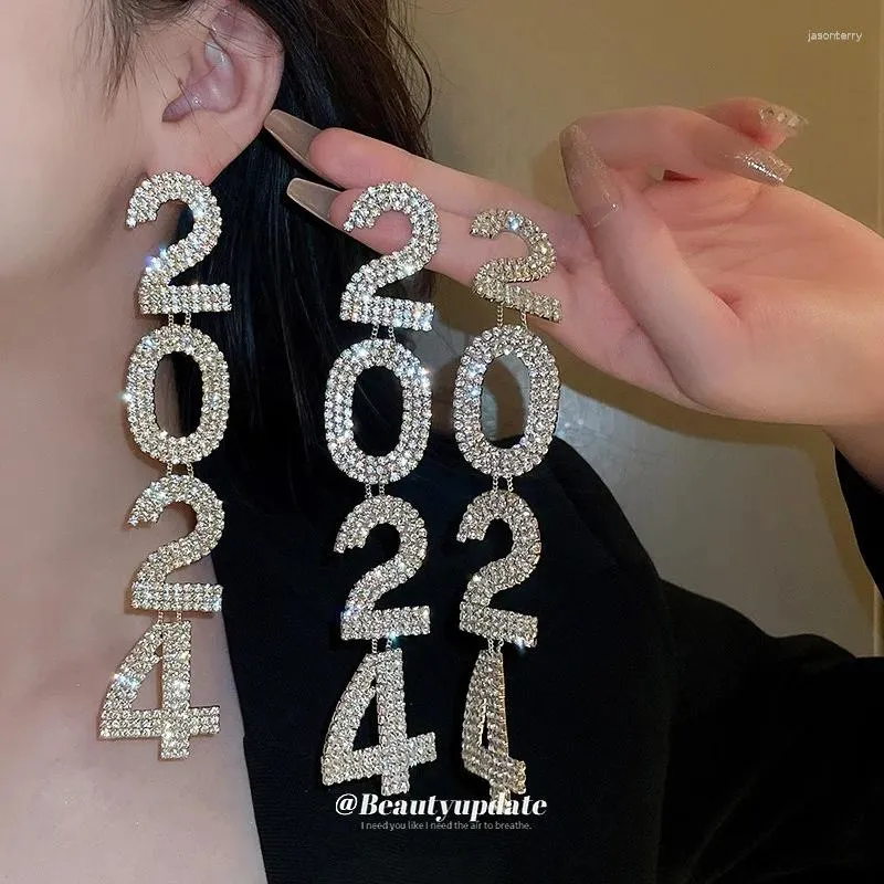 Boucles d'oreilles en peluche de mode classique Rhinestone Digital 2024 Pendant les bijoux de femmes longues personnalisées en cristal brillant personnalisé