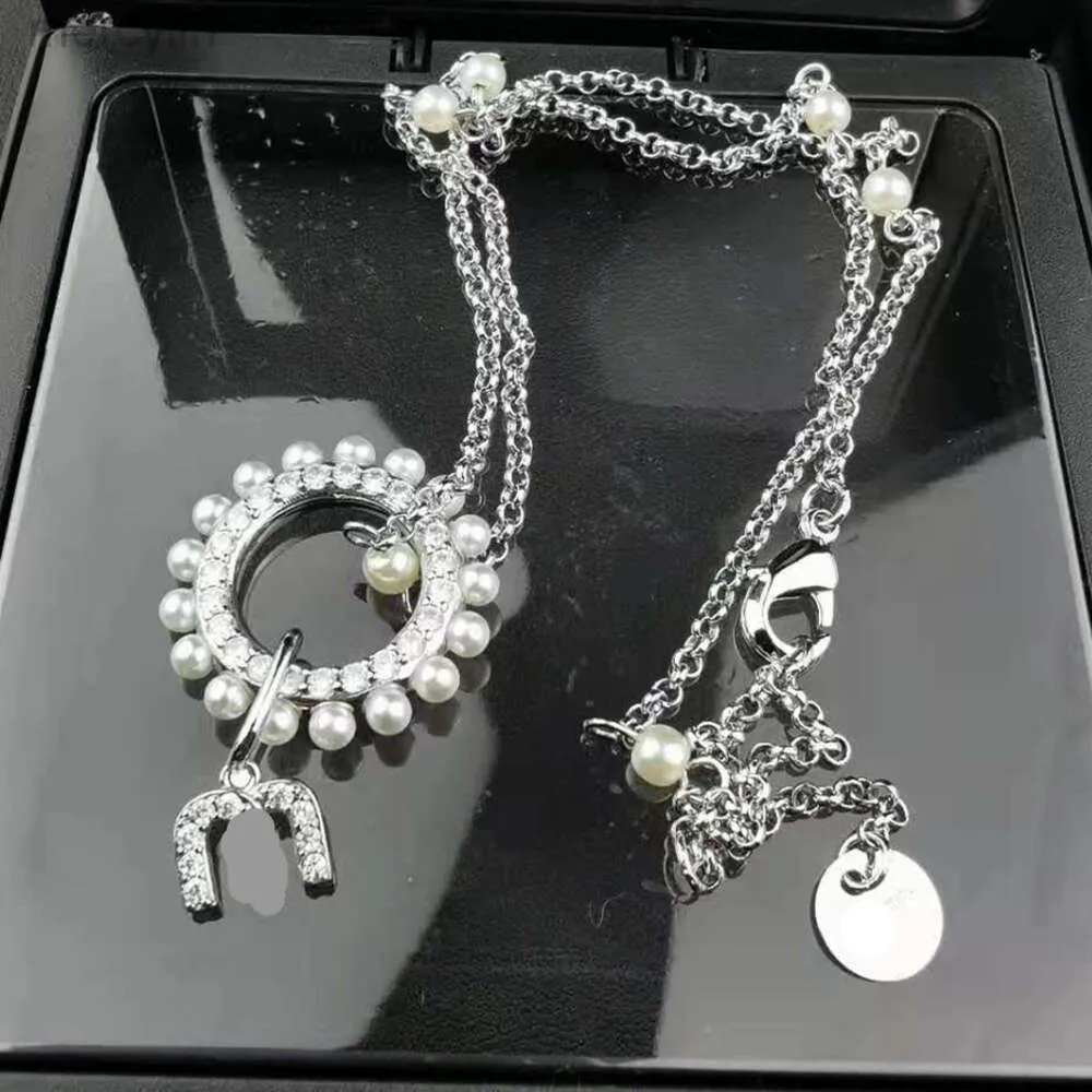 Designer Mui Mui Jewelry Miao Famiglia Nuova catena di clavicole con ciondolo Diamond M-Letter pieno di collana di perle dolci e alla moda per donne