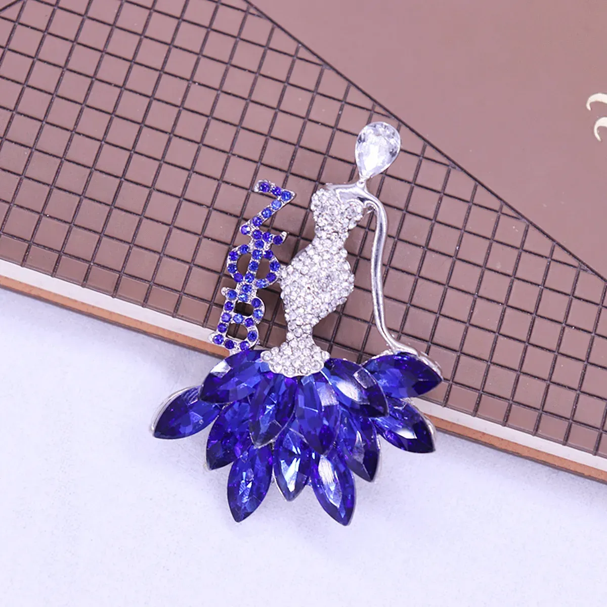 Party Wear Prezenty Custom College Women Group Letters Zeta Phi Beta Dancing Lady Pin Brooth Biżuteria