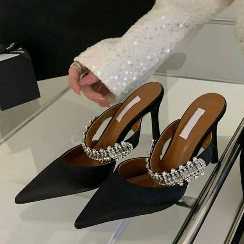 Kledingschoenen Liyke Rhinestones Satin Women Pumps slippers Elegant puntige teen high hakken dame mules sildes zomer mode feest prom h240409 vupz