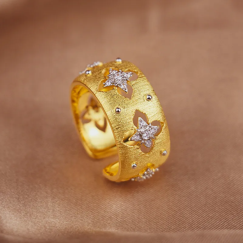 18k Gold Plated Vintage Clover Rings med handgjorda Italien Court Style Luxury Buqlt Brand Star Nail Finger Designer Ring Smyckesgåva