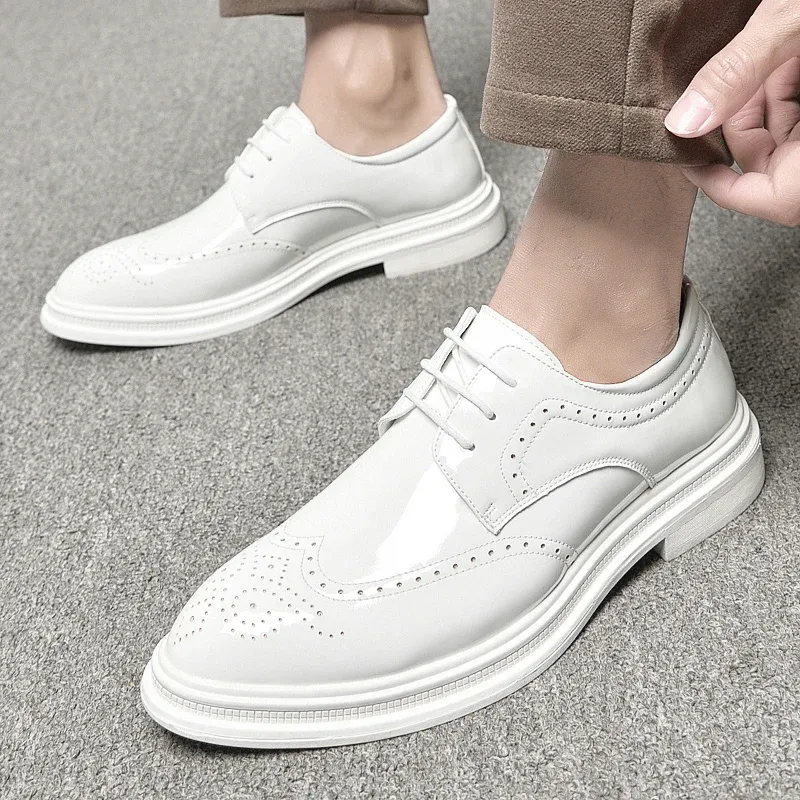 Stivali nuovi uomini bianchi brogue allaccia su posate in pelle di brevetto mocasin casual mocassini oxfords scarpe da spina per feste di matrimonio appartamenti