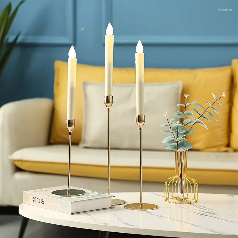 Soportes de velas 3 PCS Set Ins Luxury Metal Candlestick Fashion Mesa de boda Soportes Decoración exquisita del hogar