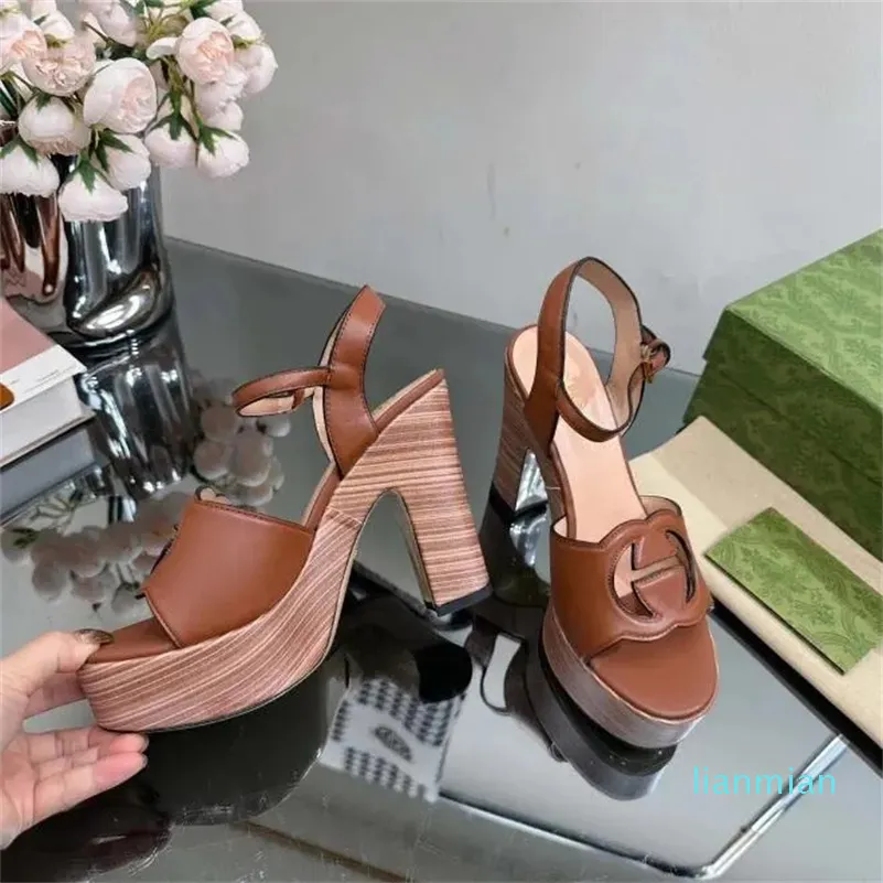 منصة مصممة أحذية مصممة من منصة صندل الكعب الكعب الكعب والارتفاع وقطعة أحذية مسطحة في الصندل.