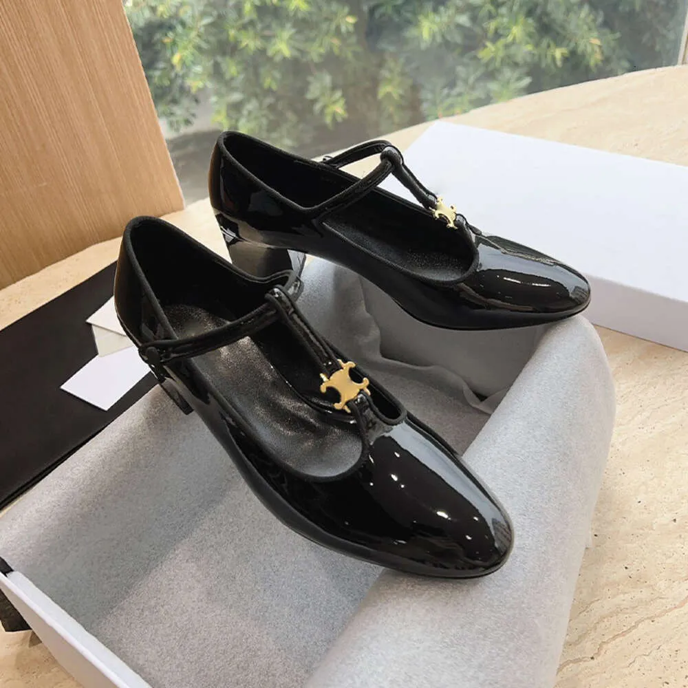 High Definition Version of the 2024 Autumn/winter Runway Style Mary Jane Lefu with T-shaped Buckle Round Toe Thick Heel and Slimming Paint Leather Shoes