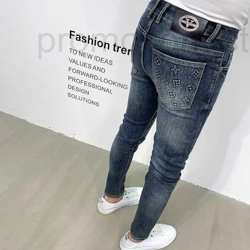 Heren jeans ontwerper high -end heren jeans trendy herfst nieuwe veelzijdige gewassen blauwe Koreaanse versie slanke fit kleine voet 2023 o9vd