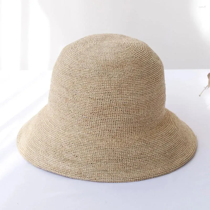 Berets 2024 Handgjorda damer virka naturlig raffia halm hink hatt för vår sommarstrand floppy fiskare mössor